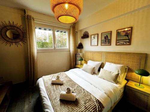 une chambre avec un lit avec deux serviettes dessus dans l'établissement Golden Beach Studio Cannes, à Cannes