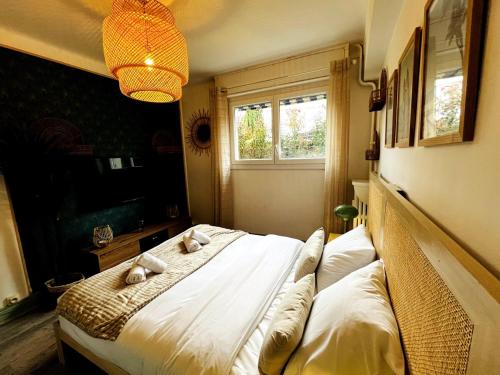 une chambre avec un lit avec des oreillers et une fenêtre dans l'établissement Golden Beach Studio Cannes, à Cannes