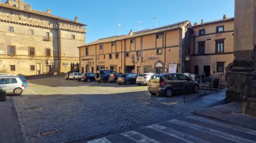 a group of cars parked in a parking lot at Casa sulla Scarpata in Vignanello