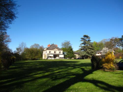 a large house on a large grassy field at Le Cénacle in Geneva