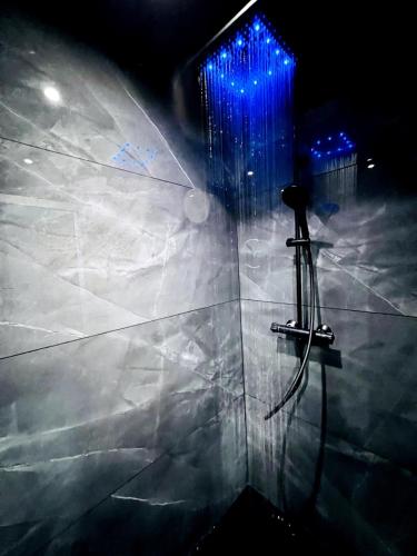 - une douche dans une pièce recouverte de neige dans l'établissement Le gîte du four à pain, à Xonrupt-Longemer