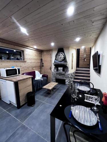 - un salon avec un canapé et une cuisinière dans l'établissement Le gîte du four à pain, à Xonrupt-Longemer