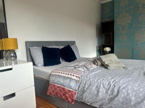 Giường trong phòng chung tại London Budget Maisonette