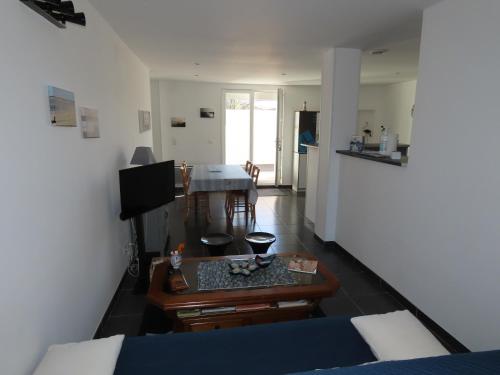 un salon avec un lit et une table dans l'établissement Mon Refuge, à Le Port-des-Barques