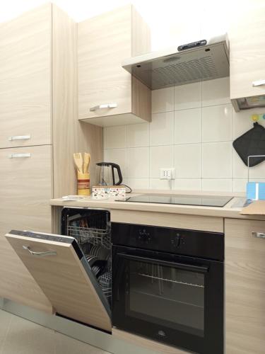 a kitchen with a black oven in a kitchen at La Primula Roma, a 15 minuti da San Pietro in Rome