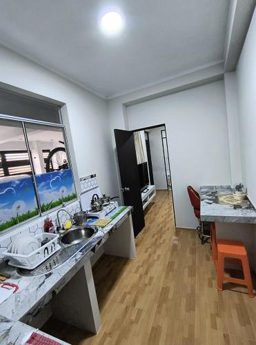 ein Zimmer mit einer Küche mit Spüle und einem Schreibtisch in der Unterkunft Mini departamento acogedor en el centro de Huánuco in Huánuco