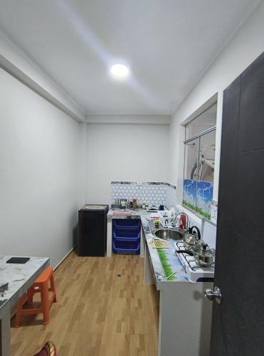 eine Küche mit Spüle und Arbeitsplatte in der Unterkunft Mini departamento acogedor en el centro de Huánuco in Huánuco