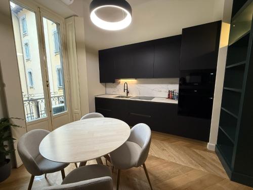 Luxury Design 1BR 1BA High Ceilings Central Milan