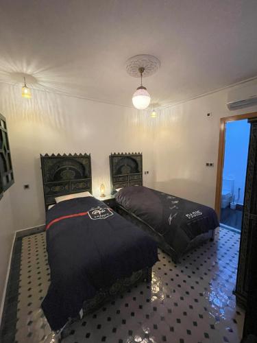 Una cama o camas en una habitación de Riad Dar Aba - Clim, Wifi et Terrasse à 5min de la médina