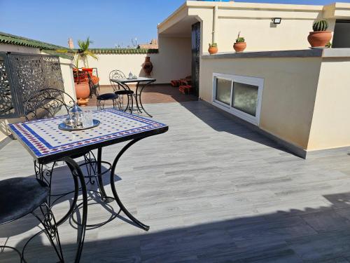Un balcón o terraza en Riad Dar Aba - Clim, Wifi et Terrasse à 5min de la médina