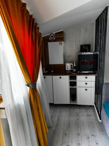 a room with a kitchen with a curtain in a room at Muz in Filiaşi