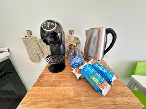 a kitchen counter with a blender and snacks on it at OSPEDALETTI Mare e Relax- Affittasi "Oasi Riviera" con campo da Tennis e Sala Giochi in Ospedaletti
