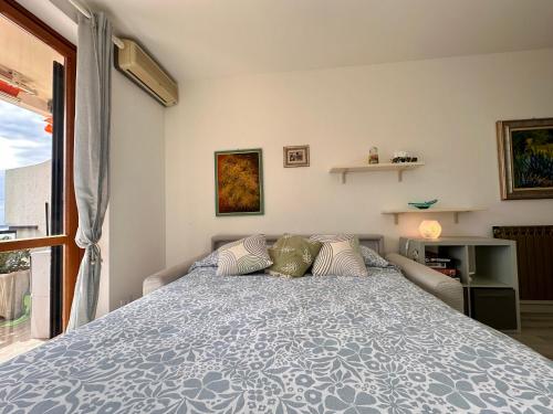 a bedroom with a bed with pillows on it at OSPEDALETTI Mare e Relax- Affittasi "Oasi Riviera" con campo da Tennis e Sala Giochi in Ospedaletti