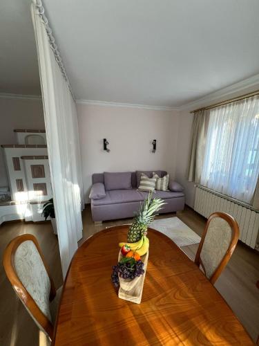 a living room with a table and a couch at Ferienwohnung Lisi - für Durchreise, Wanderungen, Besichtigungen, Radfahrer, Familien, Paare in Kuchl