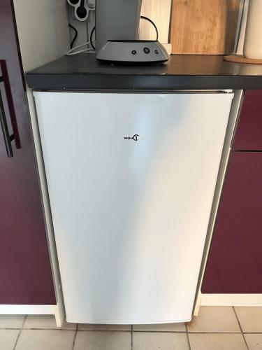 - un réfrigérateur blanc sous un comptoir dans la cuisine dans l'établissement Studio Brownie, à Aulnoy