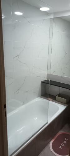 a glass wall in a bathroom with a tub at Departamento Barrio Martin in Rosario
