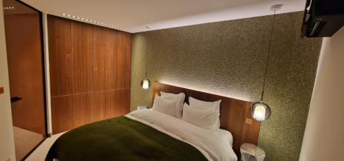 une chambre avec un grand lit avec des oreillers blancs dans l'établissement Bien design avec jacuzzi et piscine, à Villeneuve-Loubet