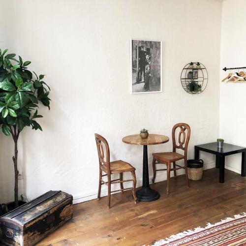 a table and two chairs in a room at Bruxelles centre petite chambre privée au Sablon ! in Brussels