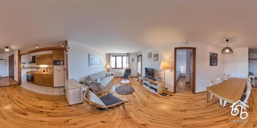 Il comprend un grand salon doté de parquet. dans l'établissement Piso con vistas Saillagouse, à Saillagouse