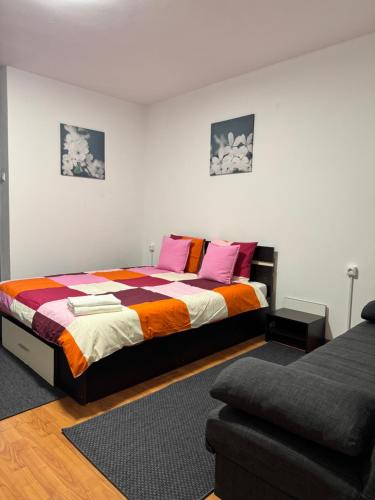 un dormitorio con una cama y un sofá en Park Lake Mall Studio, en Bucarest