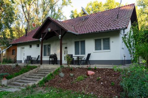 a white house with a red roof at Tiszavirág Apartman Màrtèly in Mártély