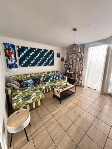 un salon avec un canapé et une table dans l'établissement CASA LIBERTAD, à Playa Jandía