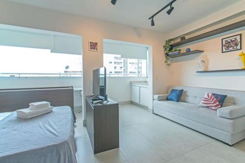 a bedroom with a bed and a couch in it at Studio 517 com Garagem - Perto do Consulado e Autódromo de Interlagos in Sao Paulo