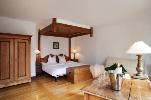 a bedroom with a bed and a table in a room at Le Domaine de Rouffach in Rouffach