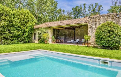 une maison avec une piscine en face d'une cour dans l'établissement Domaine de Brancas and Petit Domaine De Brancas, à Beaucaire
