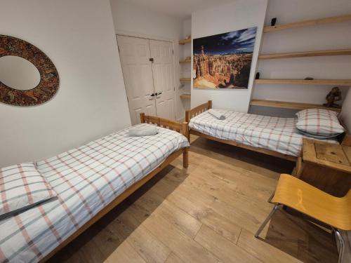 Postel nebo postele na pokoji v ubytování Hidden Gem near the beach with pool table