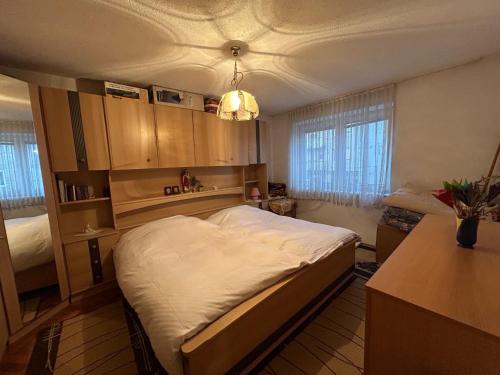 une chambre avec un grand lit dans une pièce dans l'établissement Apartman Kuna, à Kupres