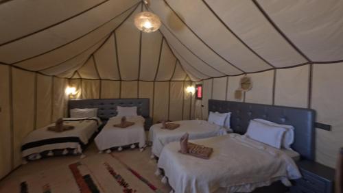 Ένα ή περισσότερα κρεβάτια σε δωμάτιο στο Merzouga Safari Luxury Camp