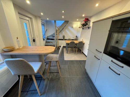 Una cocina con una mesa de madera y un comedor. en Dein Hideaway - Grimma entdecken und genießen, en Grimma