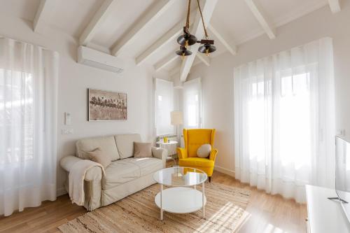 a living room with a couch and a table at EL PAÑUELICO DE ESTAFETA - Ático con terraza in Pamplona