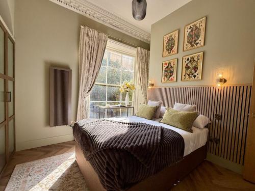 un dormitorio con una cama y una ventana en The Georgian Ace, central two bed two bath,Bath Keys, en Bath