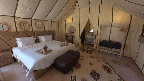Ένα ή περισσότερα κρεβάτια σε δωμάτιο στο Merzouga Safari Luxury Camp
