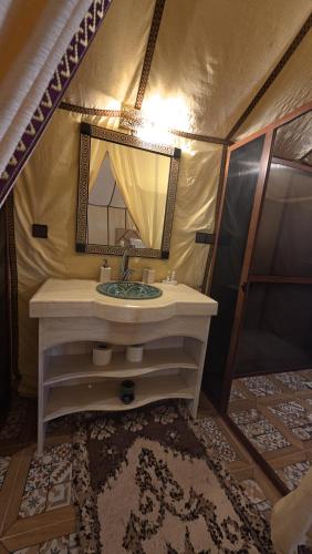 Ένα ή περισσότερα κρεβάτια σε δωμάτιο στο Merzouga Safari Luxury Camp