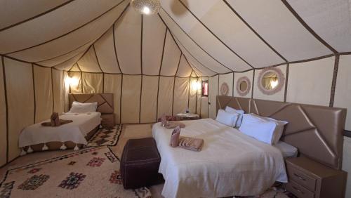 Ένα ή περισσότερα κρεβάτια σε δωμάτιο στο Merzouga Safari Luxury Camp