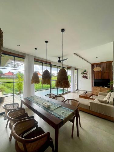 a living room with a table and chairs and a couch at Puri Gia in Mambat