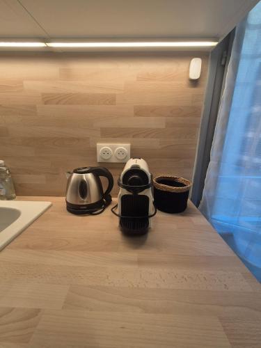 a tea kettle on a counter in a kitchen at Casa Paloma - Centre ville Arles in Arles