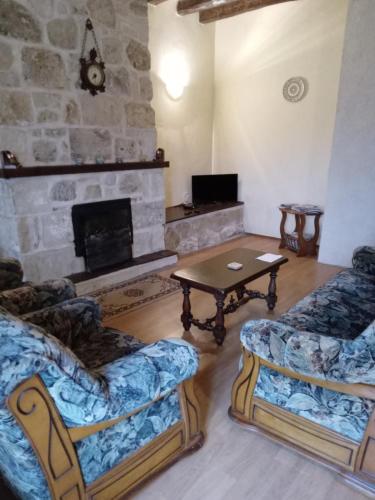 un salon avec deux chaises et une cheminée dans l'établissement la Bosnier, à Allonnes