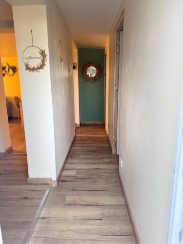 - un couloir d'une maison revêtue de carrelage dans l'établissement Gîte au cœur de la nature, à Fresnoy-Folny