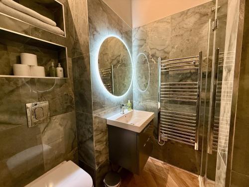 un baño con lavabo y espejo en The Georgian Ace, central two bed two bath,Bath Keys, en Bath