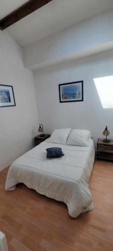 une chambre avec un grand lit blanc dans une pièce dans l'établissement Duplex climatisé à 50 mètres de la plage des Lecques, à Saint-Cyr-sur-Mer