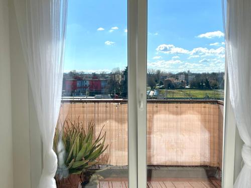 a window with a view of a yard at Thomas House on Train Tracks in Venice