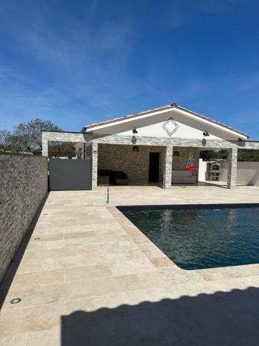 Dépendance maisonnette paisible piscine privee