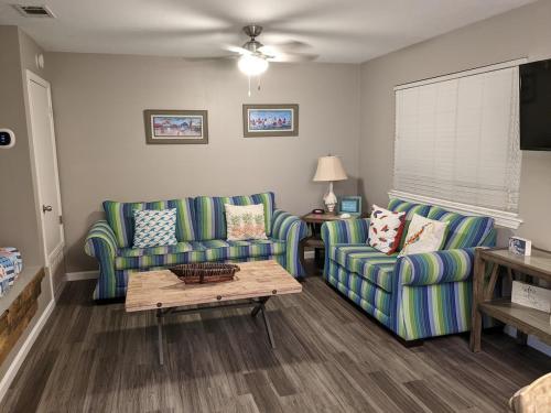 Una sala de estar con dos sofás y una mesa de café. en Rent from me in PCB, en Panama City Beach