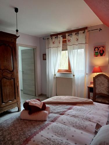 une chambre avec deux lits et une fenêtre dans l'établissement Bien être et détente chez côté campagne et jardin, à Ohnenheim