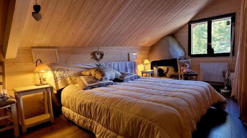 une chambre avec un grand lit dans une pièce dans l'établissement Appartement de montagne, CHARME et calme au pied des pistes, à Enchastrayes