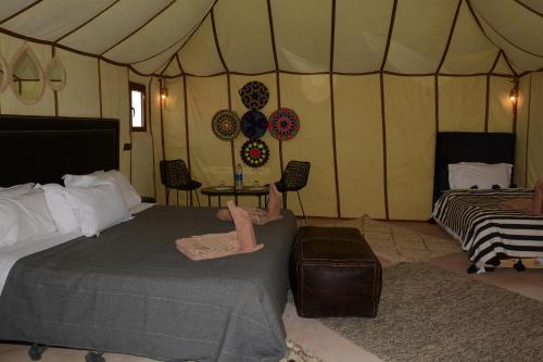 Ένα ή περισσότερα κρεβάτια σε δωμάτιο στο Merzouga Safari Luxury Camp